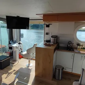 Houseboat Water Man Apartament Pływający Dom Na Wodzie łódź Uraz (Trzebnica)